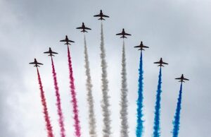 Comm As setas vermelhas participarão do FlyPast sobre Londres como parte dos eventos para marcar 80 dias do dia ve