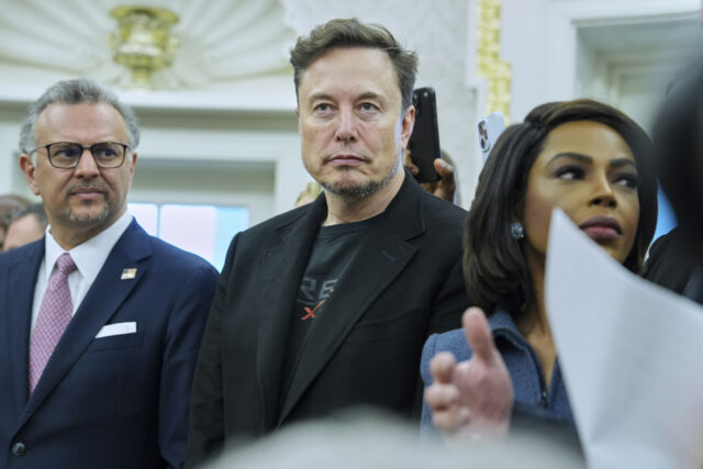 Como as doações políticas de Elon Musk se comparam aos 10 melhores

