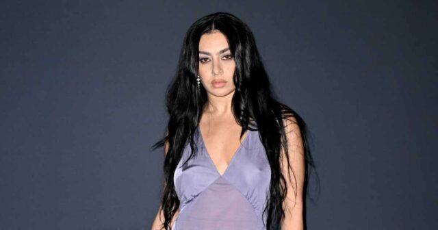 Como as estrelas evitaram a proibição das roupas dos vestidos nus de Cannes: Charli XCX, mais

