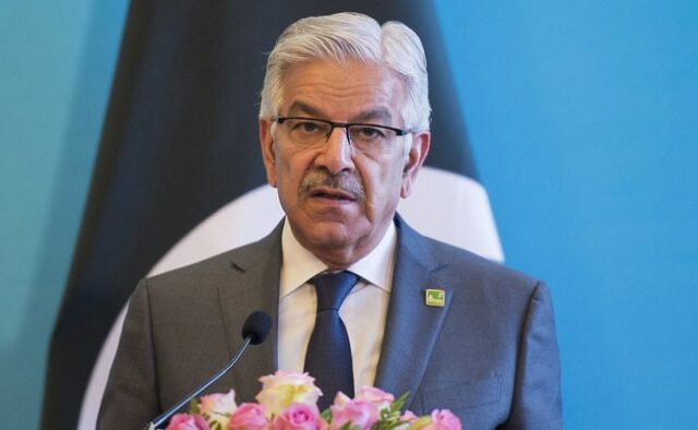 Como o ministro Pak Khawaja Asif trouxe um alívio de quadrinhos no meio da tensão na fronteira

