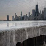As anormalidades de gelo e neve cobrem a água perto da ponte Mackinac, que abrange a rua de Mackinac entre os lagos Michigan e Huron em Mackinaw City, Michigan, nos EUA em 25 de fevereiro de 2024.