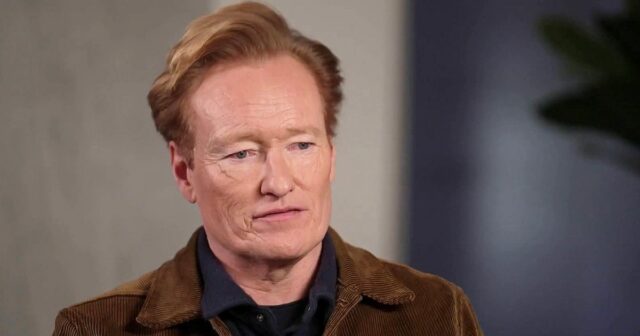 Conan O'Brien ao navegar pela dor após um 'funeral duplo' inesperado quando seus pais morreram com 3 dias de intervalo

