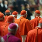 Conclave 2020. O novo papa já tem uma roupa pronta. Três batalhas e sete pares de sapatos