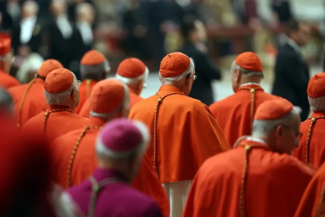 Conclave 2020. O novo papa já tem uma roupa pronta. Três batalhas e sete pares de sapatos



