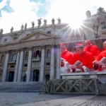 Conclave. A porta da capela de sextos fechou, o mundo está esperando em voltagem por um novo papa