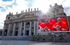 Conclave. A porta da capela de sextos fechou, o mundo está esperando em voltagem por um novo papa Conclave. A porta da capela de sextos fechou, o mundo está esperando em voltagem por um novo papa
