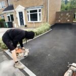 A Kendall Contractors Ltd, com sede em Leeds, publicou fotos de construtores que demolem a entrada de automóveis com o título: