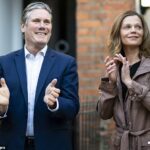 Sir Keir e sua esposa Victoria foram vistos anteriormente aplaudindo o NHS de fora da casa em Londres, durante o auge das pandemias em maio de 2020