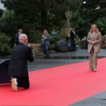 Edi albaneses Rama se ajoelha dramaticamente diante de seu colega italiano Giorgia Meloni quando se tratava de sua assembléia de líderes europeus