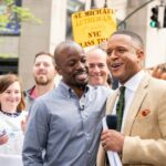 Craig Melvin surpreso com o amigo LeRoy Doby na Plaza Today!