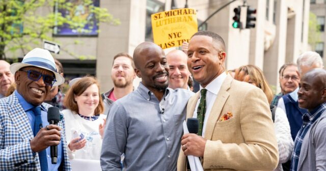Craig Melvin surpreso com o amigo LeRoy Doby na Plaza Today!