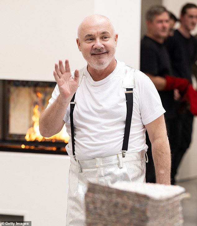 Damien Hirst Artist diz que recusou a cavalaria porque nunca Damien Hirst Artist ontem à noite revelou em uma entrevista com os tempos que ele recusou a oferta do cavaleiro porque não se sentiu à vontade para aceitar a honra