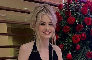 Dannielynn Smith, filha Anna Nicole Smith, que se parece com seus 18 anos, vestindo um vestido de culto que é tarde para usar Anna Nicole Smith A filha de Lookalika, Anna Nicole Smith, Dannielynn Birkhead, 18