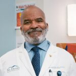 Wendi McLendon-Covey como Joyce e David Alan Grier como Dr. Ron em
