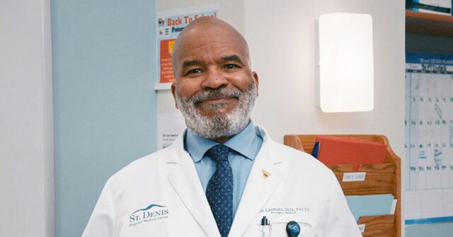 Wendi McLendon-Covey como Joyce e David Alan Grier como Dr. Ron em 