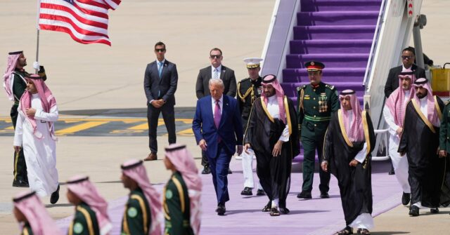 De acompanhantes de lutador à doação de petróleo, as fotos mais memoráveis ​​da turnê do Oriente Médio de Trump

