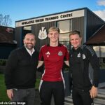 A escrita estava na parede de Paul Mitchell (à esquerda) dias após sua chegada ao Newcastle United