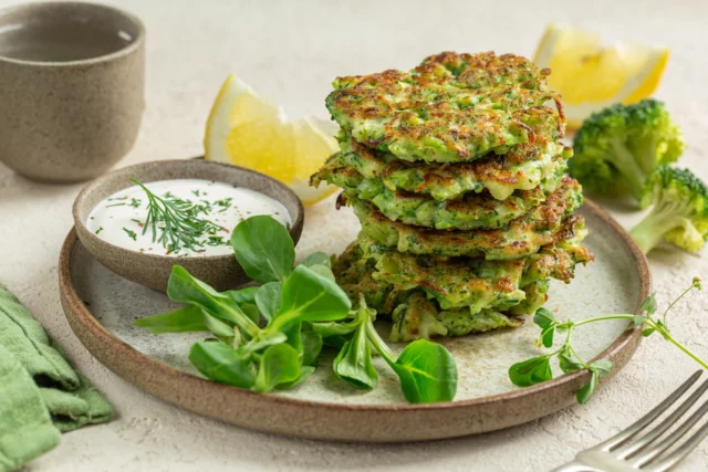 Delicioso jantar para quinta -feira. Demos uma receita, você cozinha. Panquecas de abobrinha com molho

