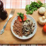 Delicioso jantar para sexta -feira. Demos uma receita, você cozinha. Mingau com molho de cogumelo aveludado
