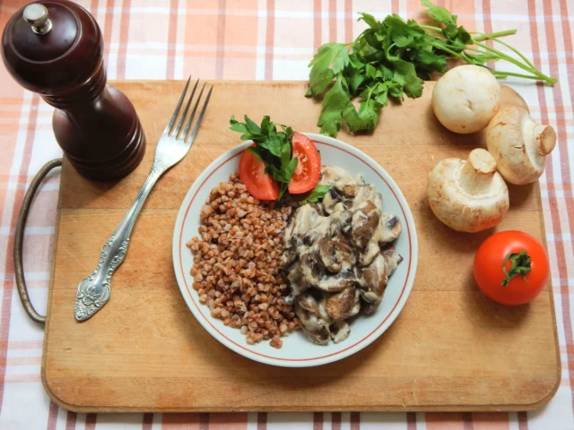 Delicioso jantar para sexta -feira. Demos uma receita, você cozinha. Delicioso jantar para sexta -feira. Demos uma receita, você cozinha. Mingau com molho de cogumelo aveludado