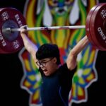 Albert Ian Delos Santos durante a categoria de 67 kg masculino júnior no Campeonato Mundial da Juventude e Júnior da IWF.