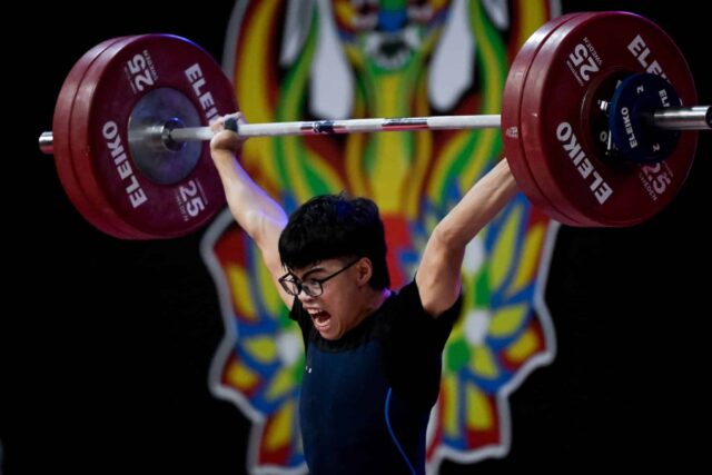 Albert Ian Delos Santos durante a categoria de 67 kg masculino júnior no Campeonato Mundial da Juventude e Júnior da IWF.