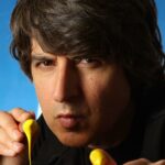 Demetri Martin trouxe arte visual para o stand-up. A comédia pode trazer para o mundo da arte?