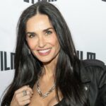Demi Moore usa essa maquiagem que os compradores de spray chamam de 'essencial' para superar a umidade