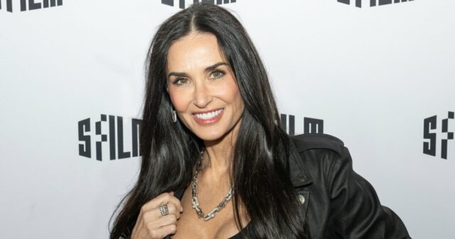 Demi Moore usa essa maquiagem que os compradores de spray chamam de 'essencial' para superar a umidade

