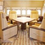 O privado 747 vem com um quarto principal, um quarto de hóspedes, dois banheiros completos, nove banheiros, cinco pequenas cozinhas e um escritório particular (foto)