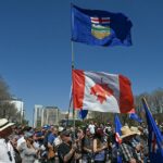 O primeiro -ministro Alberta Danielle Smith, acompanhado por outra série de membros da Federação, diz jornalistas do Mayflower Hotel em Washington, 12 de fevereiro de 2025.