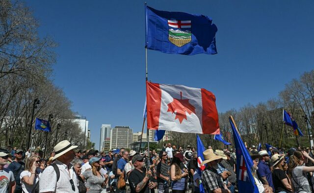 O primeiro -ministro Alberta Danielle Smith, acompanhado por outra série de membros da Federação, diz jornalistas do Mayflower Hotel em Washington, 12 de fevereiro de 2025.