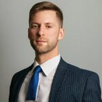 O diretor da empresa, Jonathan Christmas, 35, que fez sexo com uma colega em uma festa de Natal de trabalho e depois a perseguiu por três meses depois