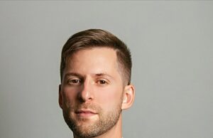 Depois O diretor da empresa, Jonathan Christmas, 35, que fez sexo com uma colega em uma festa de Natal de trabalho e depois a perseguiu por três meses depois