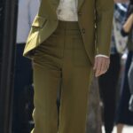 Kate Middleton viu terça -feira em 180 fios vestindo na coleção de primavera/verão de Victoria Beckham em 1.340 GBP