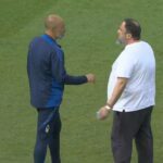 O proprietário da floresta Nottingham Evangelos Marinakis (R) confrontou Nuno Espirito Santo no domingo
