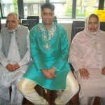A Shaat Bibi, de 72 anos, foi atingida por uma motocicleta elétrica quando caminhou na quarta -feira na estrada perto de sua casa em Bradford, West Yorkshire. Na foto: LR, falecido marido Sra. Bibi Shah Nawaz, filho Baber Iqbal e Sra. Bibi