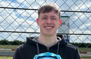 Dois pilotos foram mortos após o acidente de superbikes britânico: as honras são derramadas após uma colisão de 11-bicicletas. Jenner morreu aos 21 anos de idade