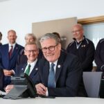 O primeiro -ministro britânico Keir Starmer (C) durante uma conversa por telefone com o presidente dos EUA, Donald Trump, da Jaguar Land Rover Production Production Production em West Midlands, na Grã -Bretanha, 8 de maio de 2025