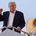 O presidente Donald Trump chega ontem à Força Aérea no Common Andrews em Maryland