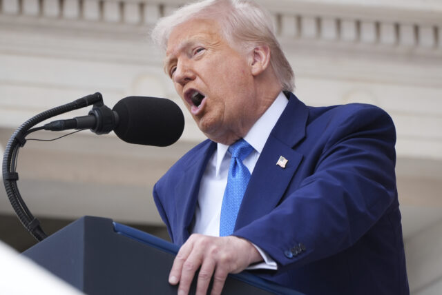 Downloads de Trump no repórter que perguntou se ele "galinhas fora" em taxas

