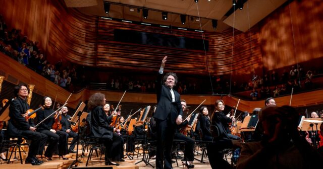 Dr. Gustavo Dudamel lidera a Filarmônica de Nova York, com o estilo do

