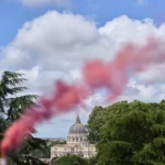 Durante o conclave, houve uma fumaça rosa sobre o Vaticano. O que isso significa?