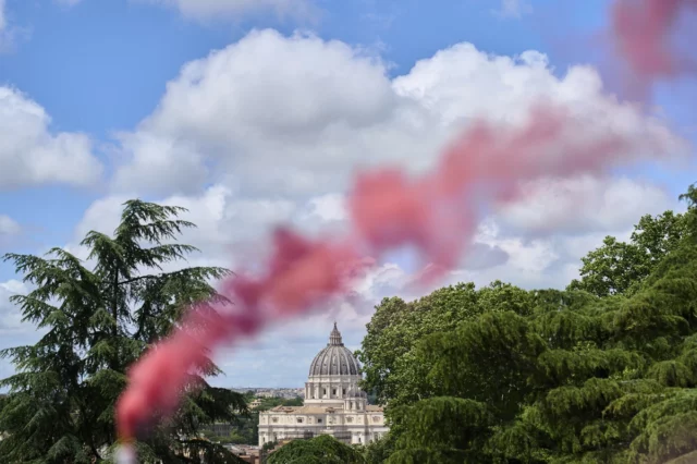 Durante o conclave, houve uma fumaça rosa sobre o Vaticano. O que isso significa?



