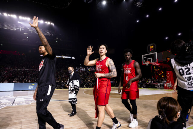 Ray Parks e Dwight Ramos durante o jogo All-Star B.League