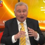 Eamonn Holmes caiu de uma cadeira ao vivo no ar na manhã de quarta -feira e chocou seu GB Stars GB News.