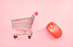 Ebay e Etsy permanecem relativamente confiantes diante das pressões tarifárias small shopping cart and red computer mouse