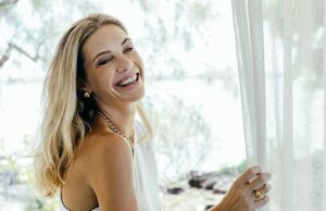 Eden Confidencial: Exch Chelsa Davy Prince Harry estava brilhando para o ouro Chelsa, de 39 anos, que tinha sete anos até 2011 com um príncipe, parece brilhante em uma foto que compartilhava on-line sobre sua modelagem de novos designs da Aya Jewels.