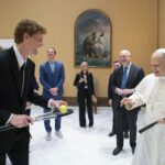 Jannik Sinner, da Itália, compartilha um momento leve com o Papa Leo XIV na quarta -feira, 14 de maio de 2025, na quarta -feira.