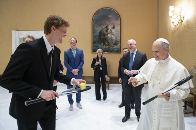 Jannik Sinner, da Itália, compartilha um momento leve com o Papa Leo XIV na quarta -feira, 14 de maio de 2025, na quarta -feira. 